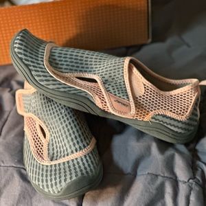Jambu JSport light grey/peach women’s water shoes. 9.5